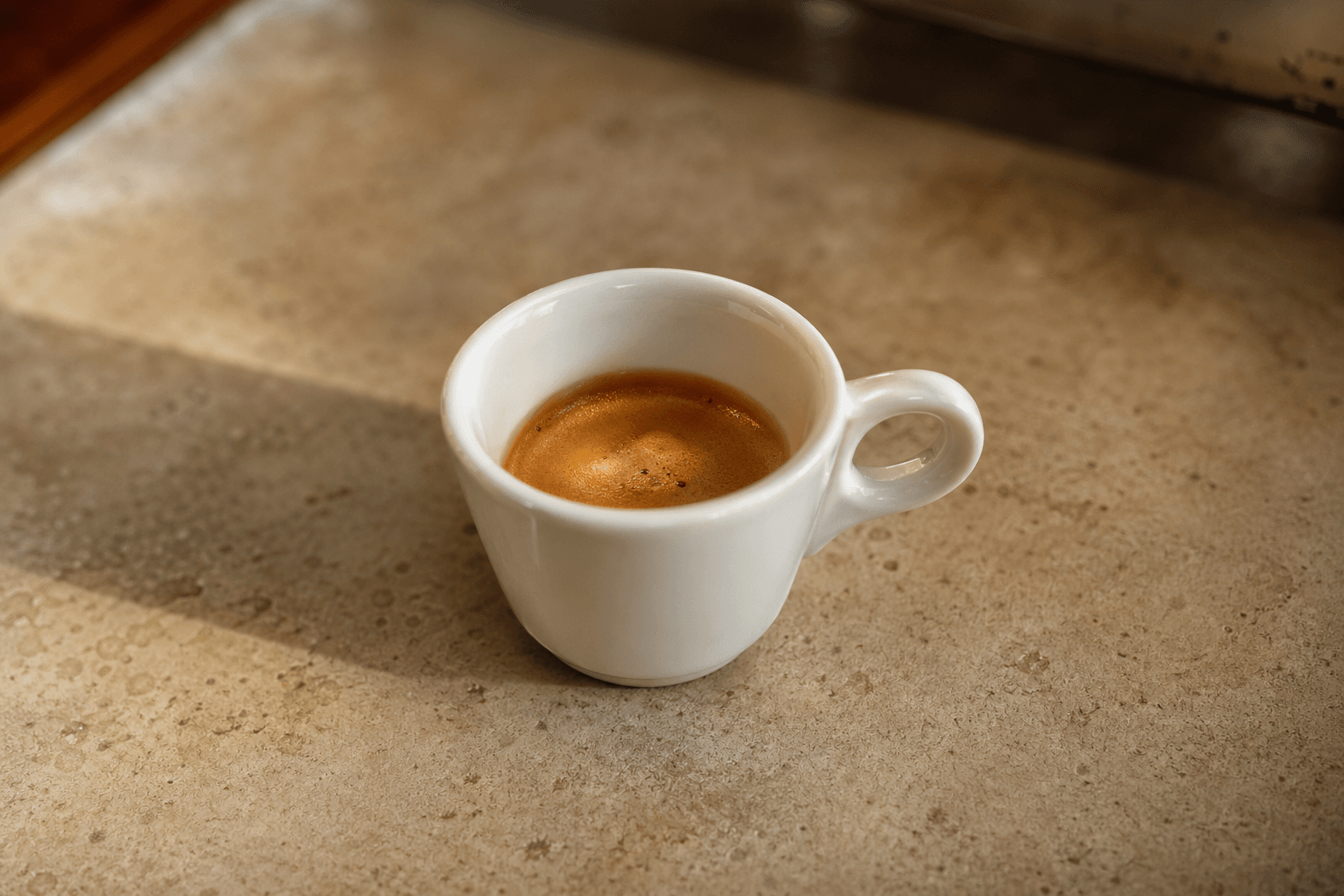 Короткий ристретто в белой чашке с плотной крема