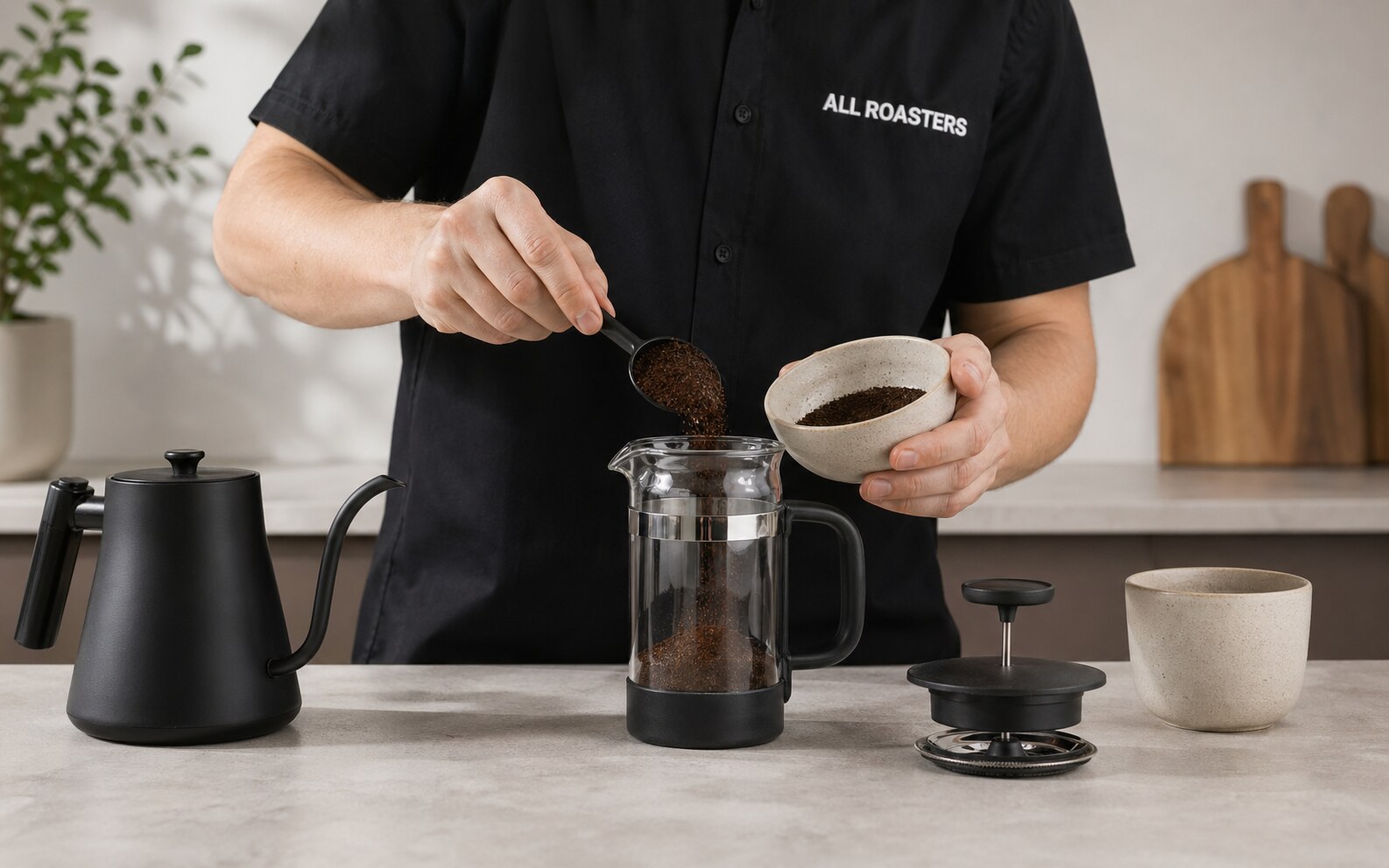 Бариста ALL ROASTERS засыпает крупно смолотый кофе во френч-пресс