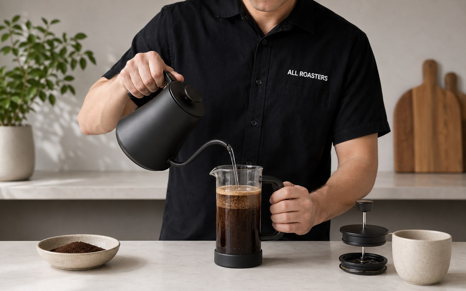 Бариста ALL ROASTERS заливает кофе во френч-прессе горячей водой