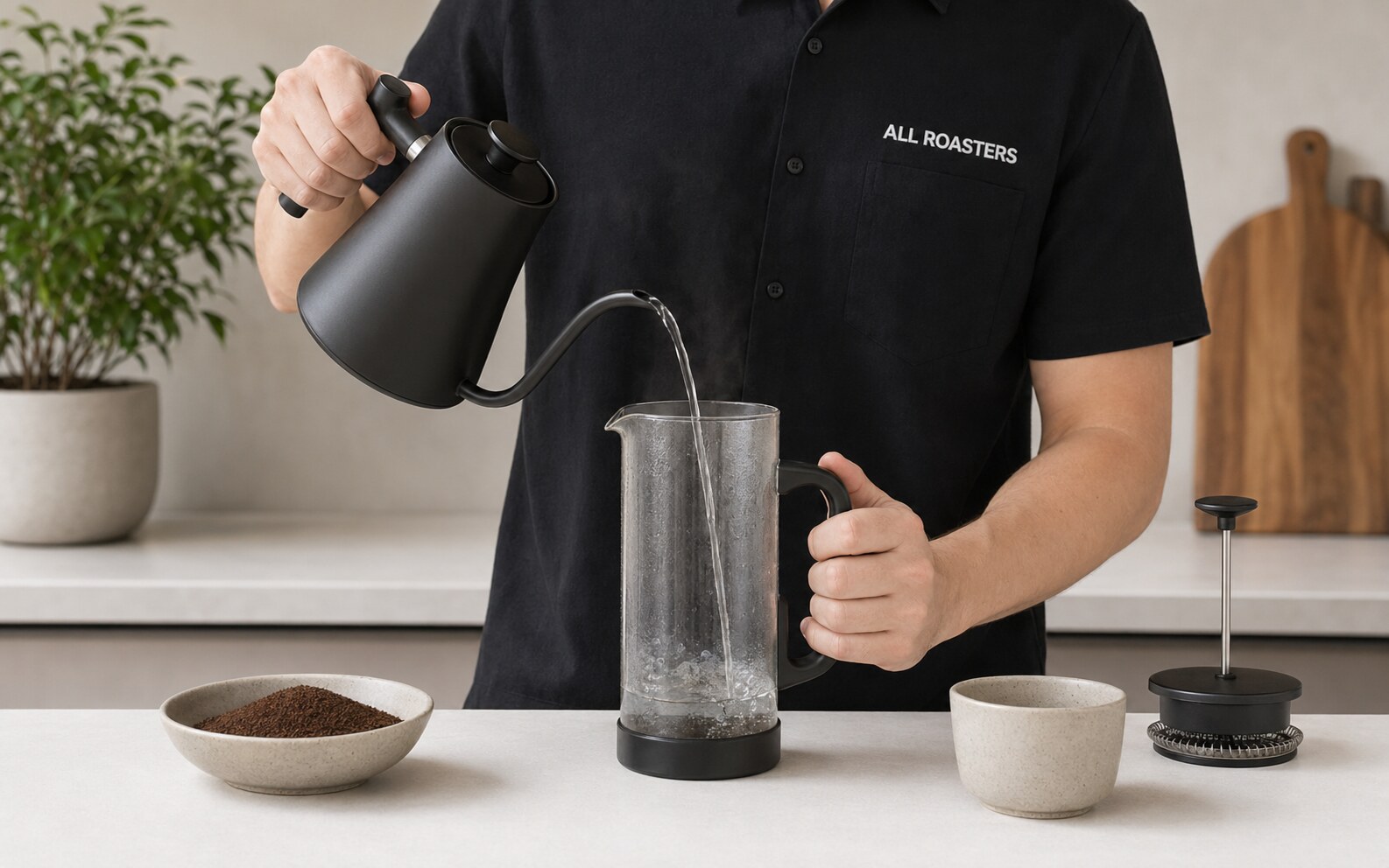 Бариста ALL ROASTERS прогревает пустой френч-пресс горячей водой