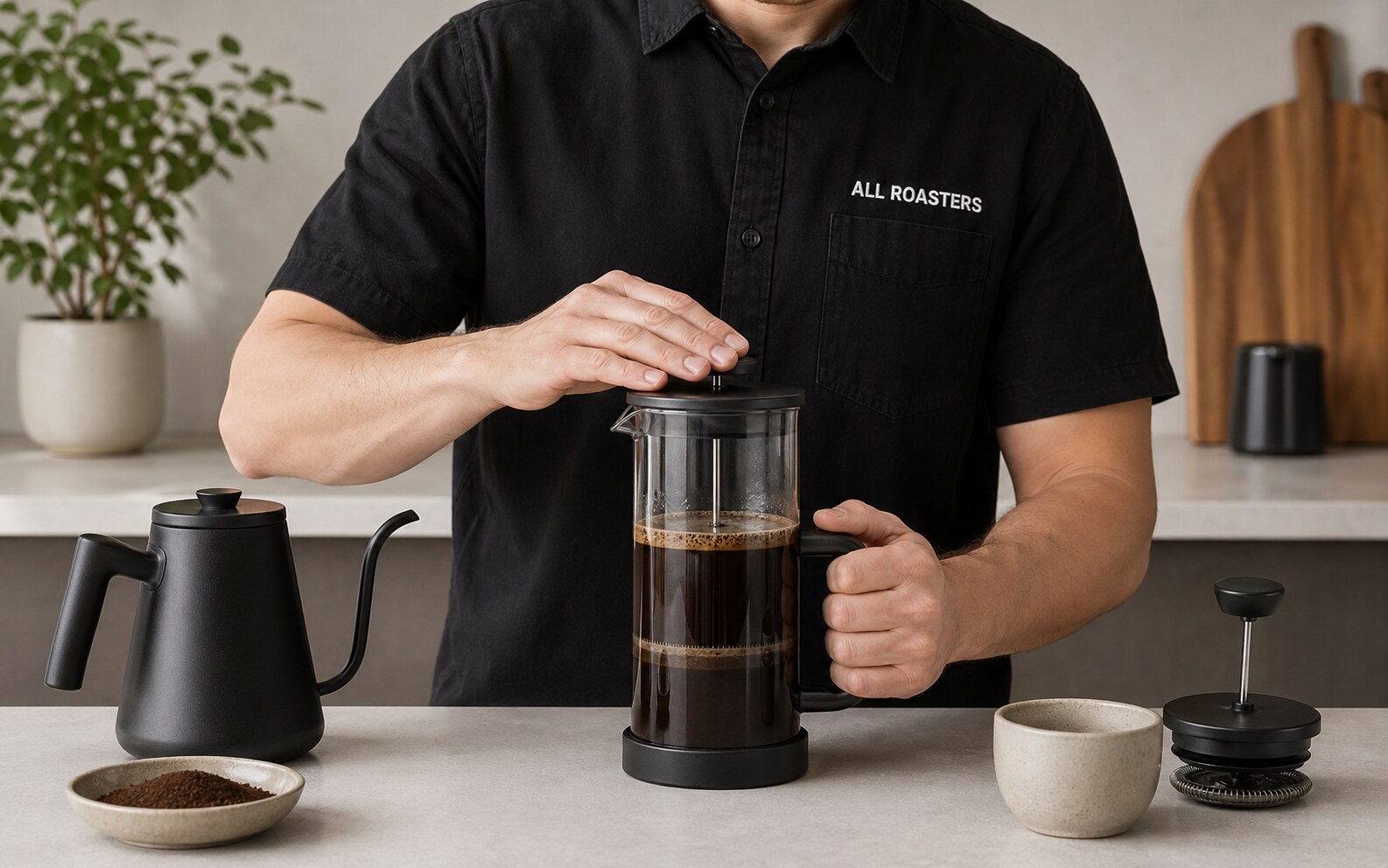 Бариста ALL ROASTERS плавно опускает поршень френч-пресса