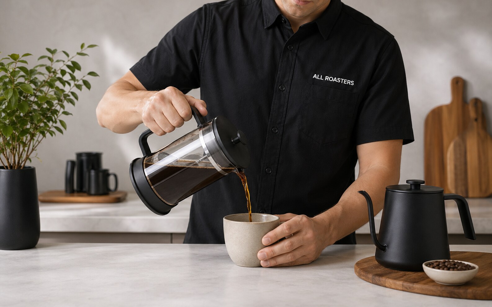Бариста ALL ROASTERS переливает готовый кофе из френч-пресса в чашку