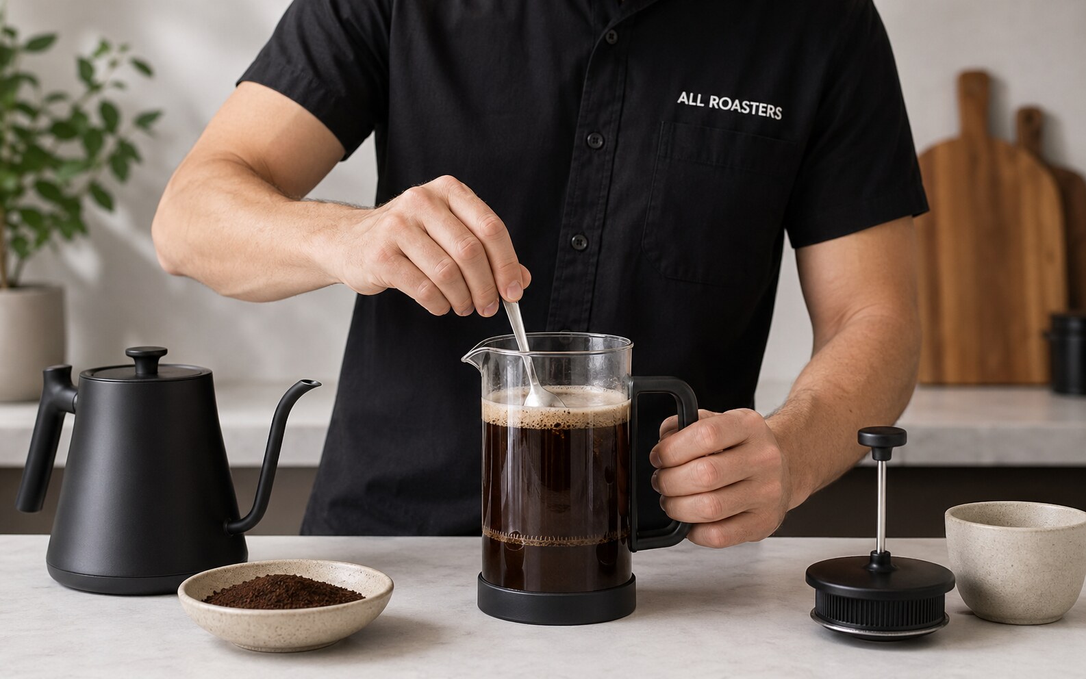 Бариста ALL ROASTERS аккуратно перемешивает кофе во френч-прессе ложкой