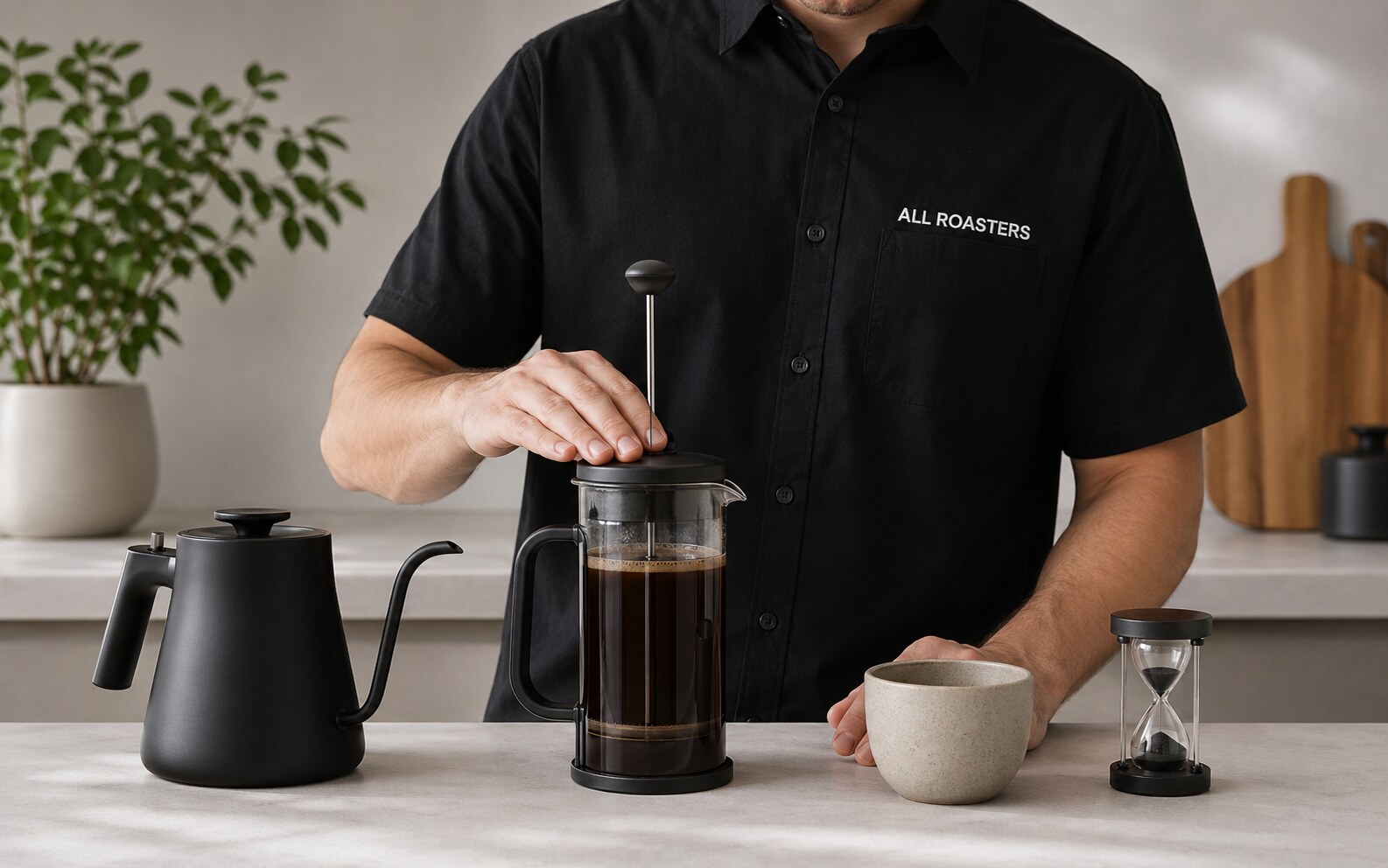Бариста ALL ROASTERS накрывает френч-пресс крышкой перед настаиванием